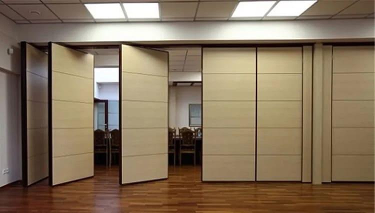 khả năng chịu ẩm của vách ngăn văn phòng bằng gỗ khá kém