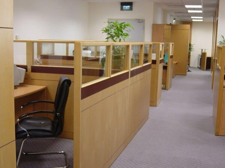 Vách ngăn văn phòng bằng gỗ tạo không gian làm việc truyền thống